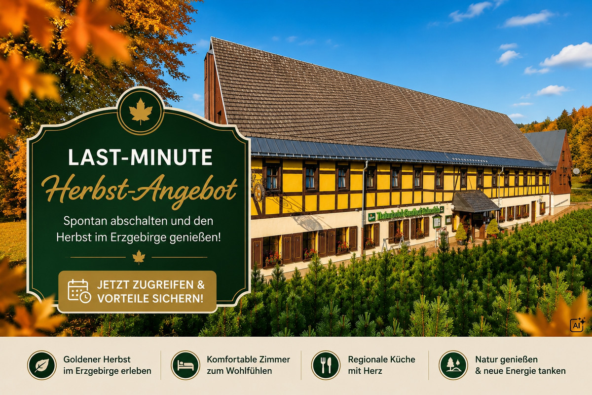 Großes gelbes Naturhotel mit braunem Dach, umgeben von herbstlichen Bäumen und grünen Sträuchern. Der Gasthof Bärenfels wirbt mit einem Last-Minute-Herbstangebot: gemütliche Zimmer, regionale Küche und Naturerlebnisse. Sonnenlicht und klarer Himmel sorgen für eine warme, einladende Atmosphäre.